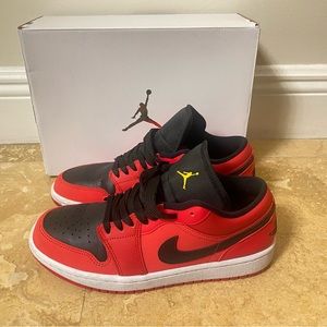 Used like new Womens Jordan 1 Lows Siren Red size 9